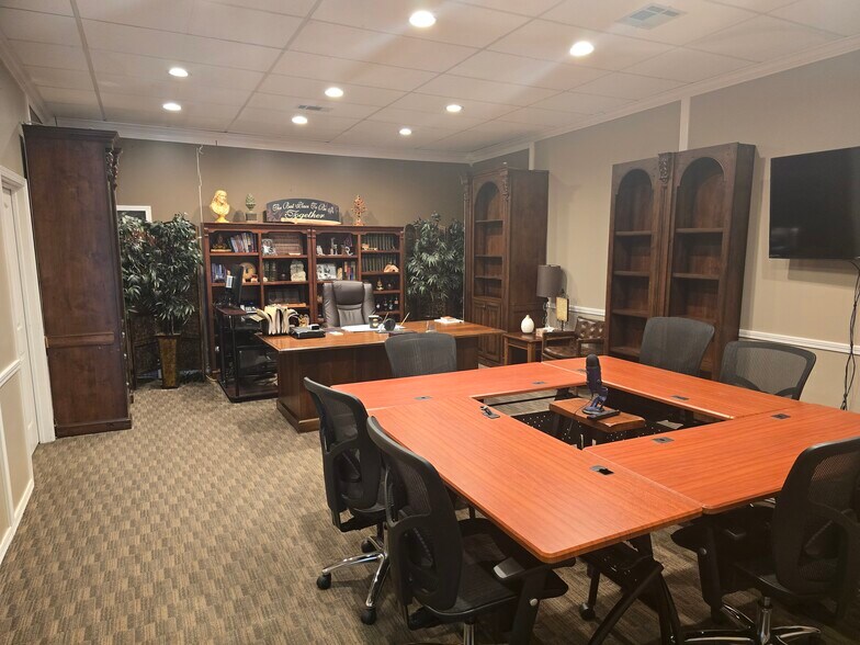 More Photos Of 214 Elm Pl, Broken Arrow Office For Sale