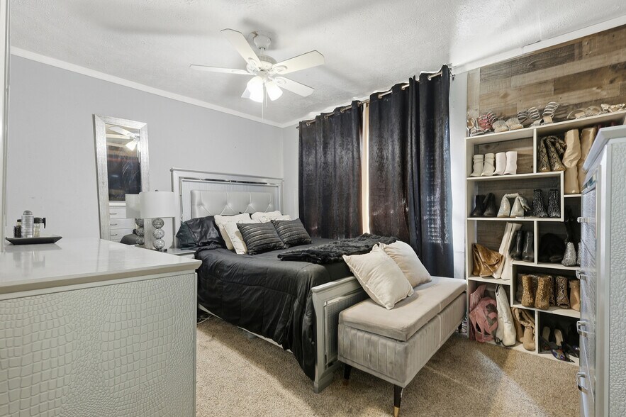 More Photos Of 2205 Strawberry Rd, Pasadena Flex For Sale
