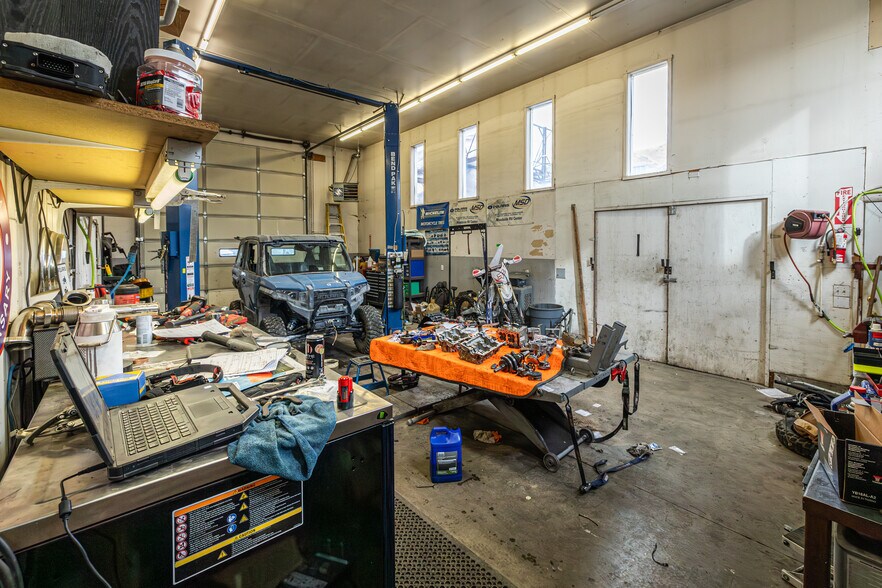 More Photos Of 4040 Glenbrook Dr, Hailey Showroom For Sale