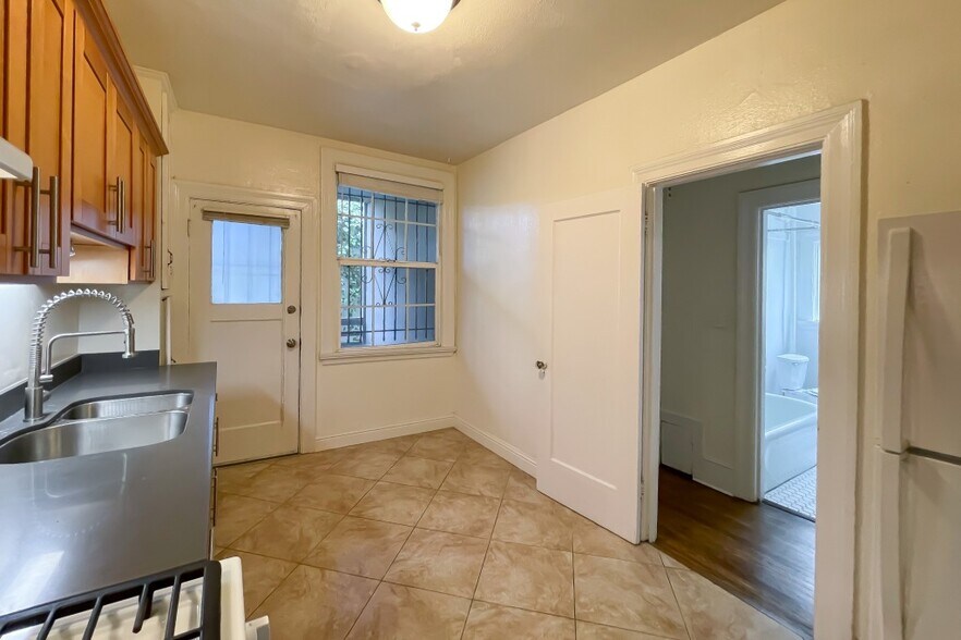 More Photos Of 1000 E 33rd St, Oakland Apartments For Sale