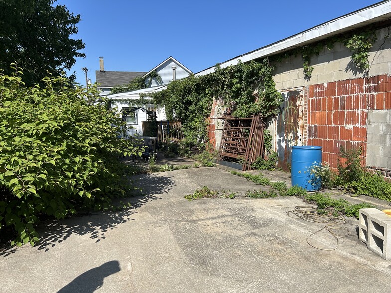 More Photos Of 9 W North St, Highlands Warehouse For Sale