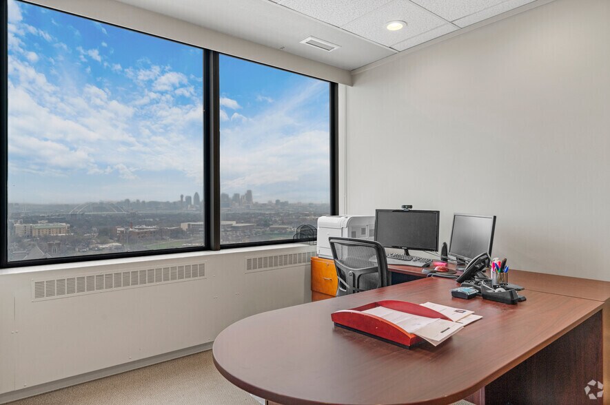 More Photos Of 400 S Zang Blvd, Dallas Office For Lease