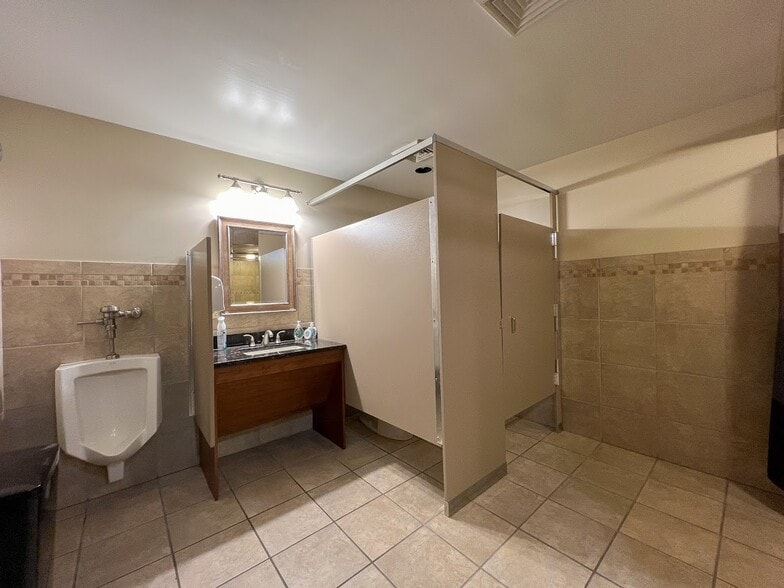 More Photos Of 1737 N Main Ext St, Butler Light Distribution For Sale