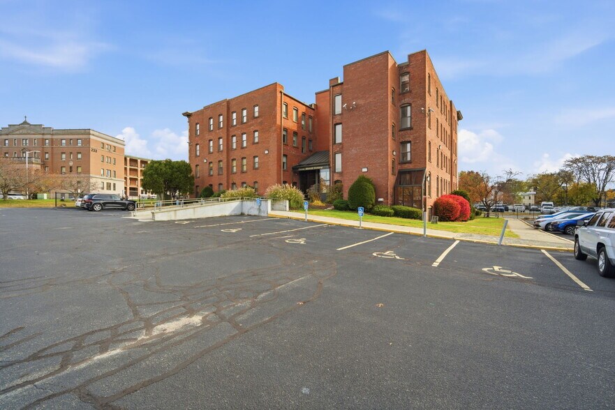 More Photos Of 222 Carew St, Springfield Medical For Lease