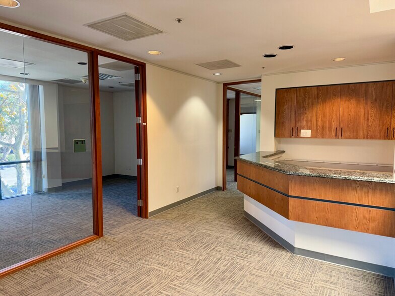 More Photos Of 4820-4822 McGrath St, Ventura Research And Development For Lease