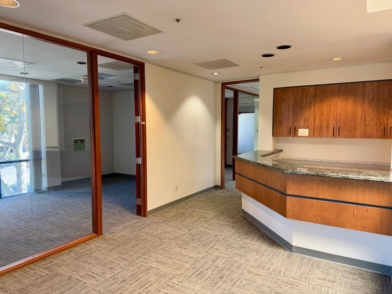 More Photos Of 4820-4822 McGrath St, Ventura Research And Development For Lease