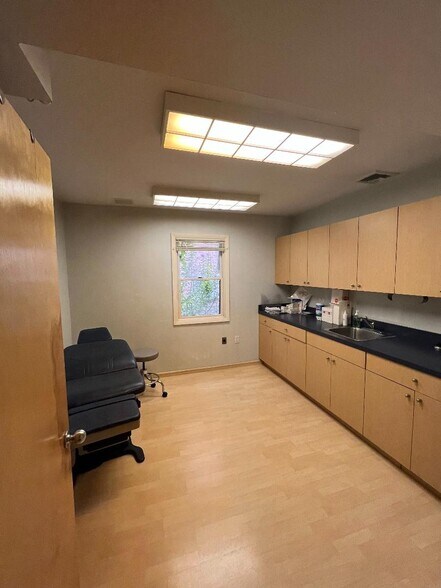 More Photos Of 189-04 Union Tpke, Fresh Meadows Medical For Lease