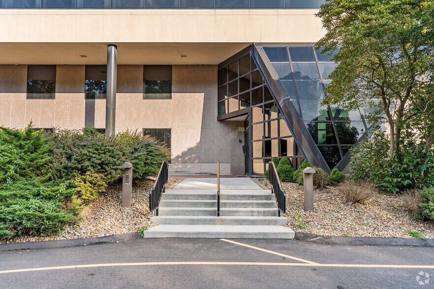 More Photos Of 609 W Johnson Ave, Cheshire Medical For Lease