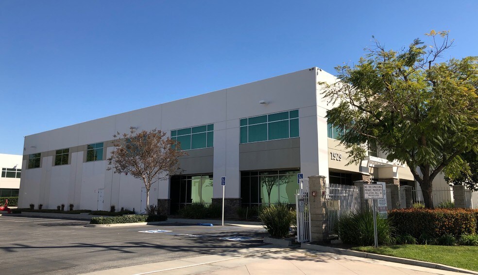 More Photos Of 1929 Mount Vernon Ave, Pomona Warehouse For Lease