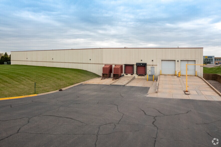 More Photos Of 390 Commerce Dr, Woodbury Warehouse For Lease