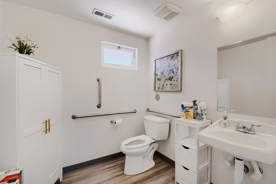 More Photos Of 641 E 112th Ave, Northglenn Veterinarian Kennel For Sale
