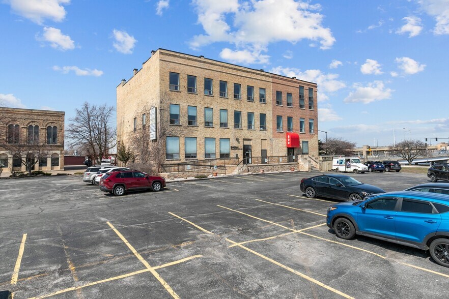 More Photos Of 600 S Main St, Oshkosh Office For Lease