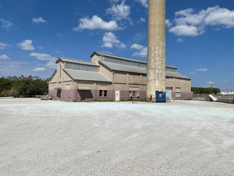 More Photos Of 2591 NE 28th St, Fort Worth Manufacturing For Lease