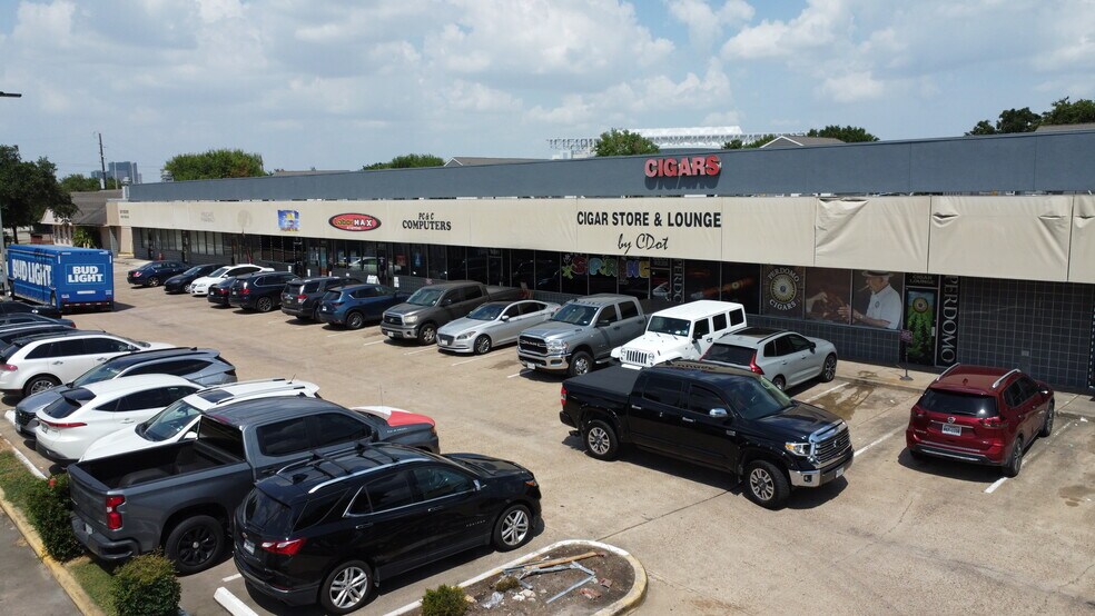 More Photos Of 9211-9295 S Main St, Houston Unknown For Lease
