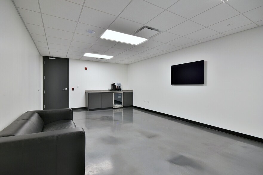 More Photos Of 6363 W 73rd St, Bedford Park Manufacturing For Lease