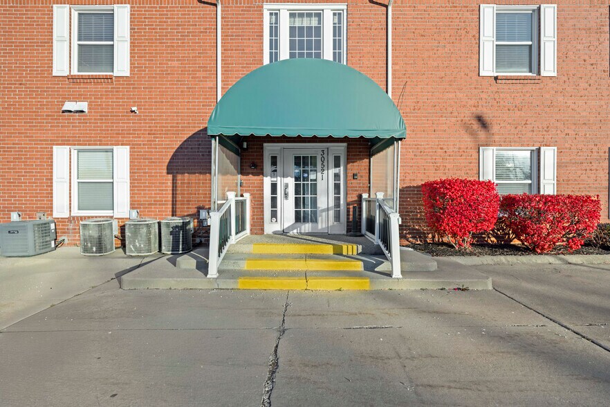 More Photos Of 30521 Schoenherr Rd, Warren Medical For Lease