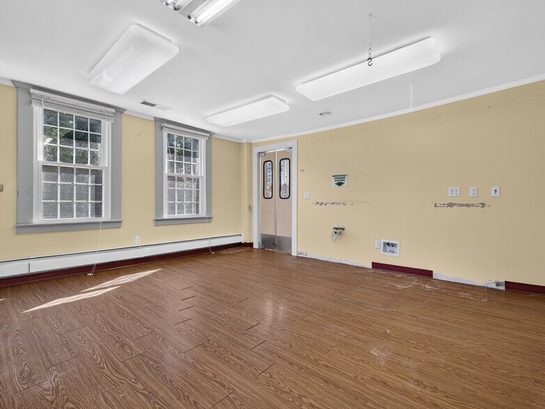 More Photos Of 1721 Saybrook Rd, Haddam Veterinarian Kennel For Sale