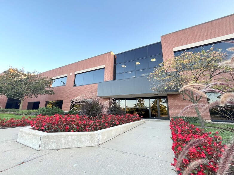 More Photos Of 4200 Cantera Dr, Warrenville Business Park For Sale