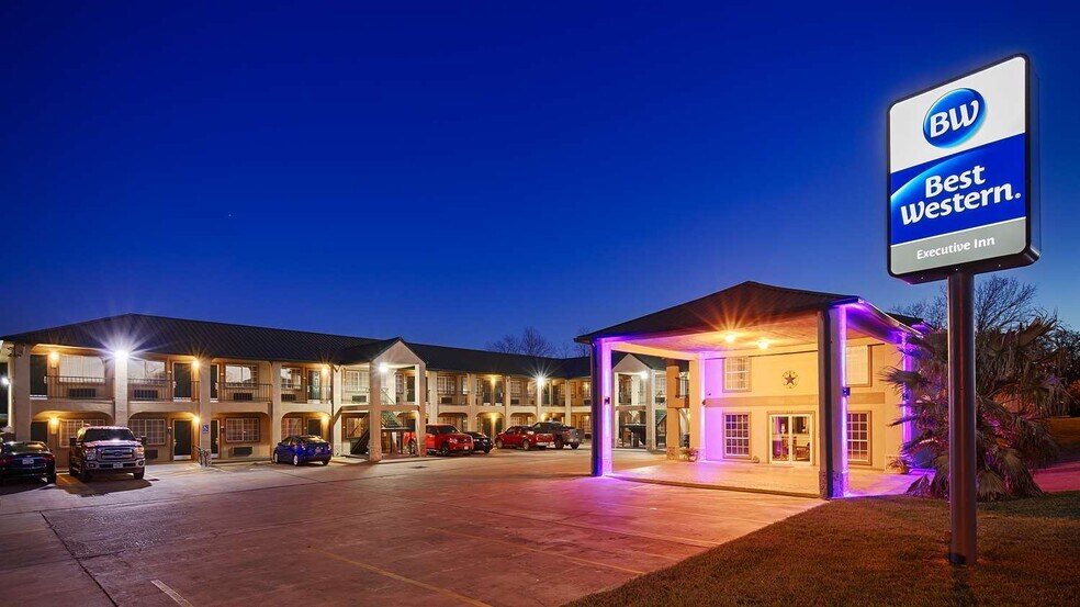 More Photos Of 207 US Highway 77 S, Hallettsville Hotel For Sale