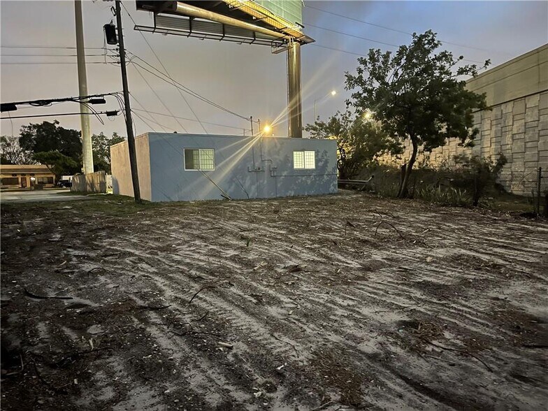 More Photos Of 665 W Prospect Rd, Oakland Park Showroom For Lease