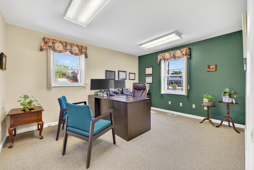 More Photos Of 239 E Main St, Clinton Office For Sale