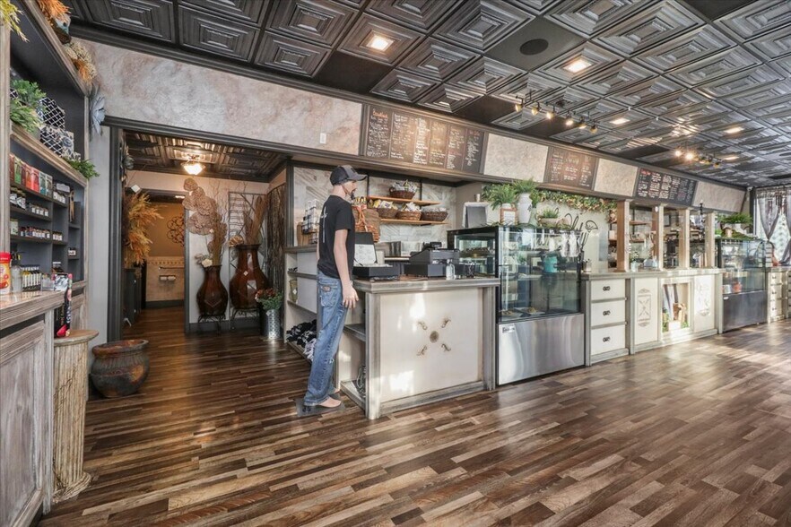 More Photos Of 210 Jan Howard Expy, West Plains Restaurant For Sale