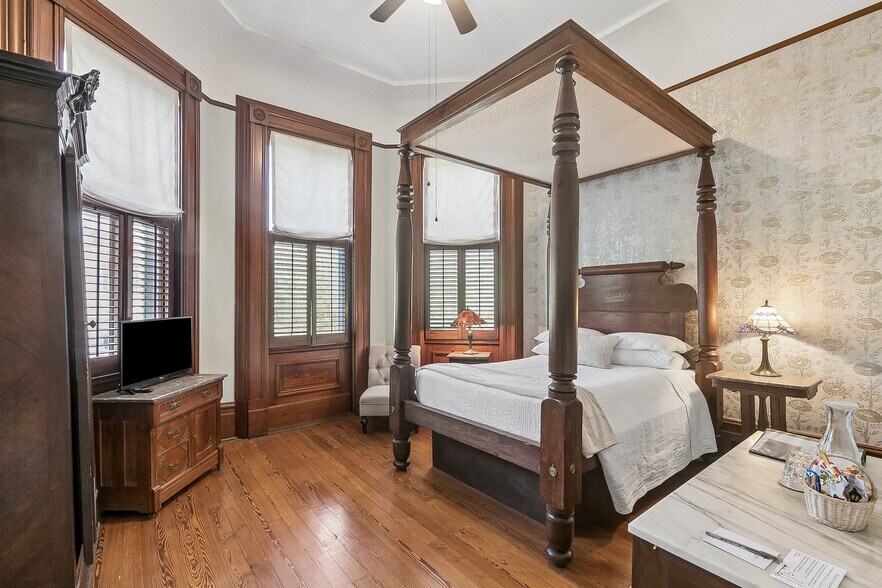 More Photos Of 2727 Saint Charles Ave, New Orleans General Retail For Sale