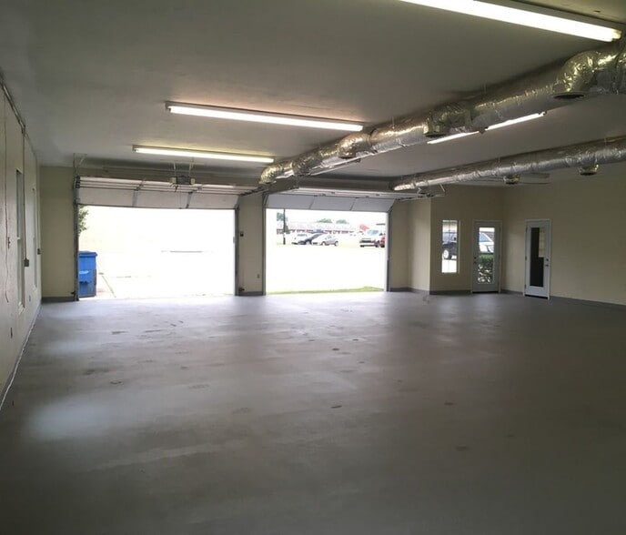 More Photos Of 1936 N Broadway St, Moore Showroom For Lease