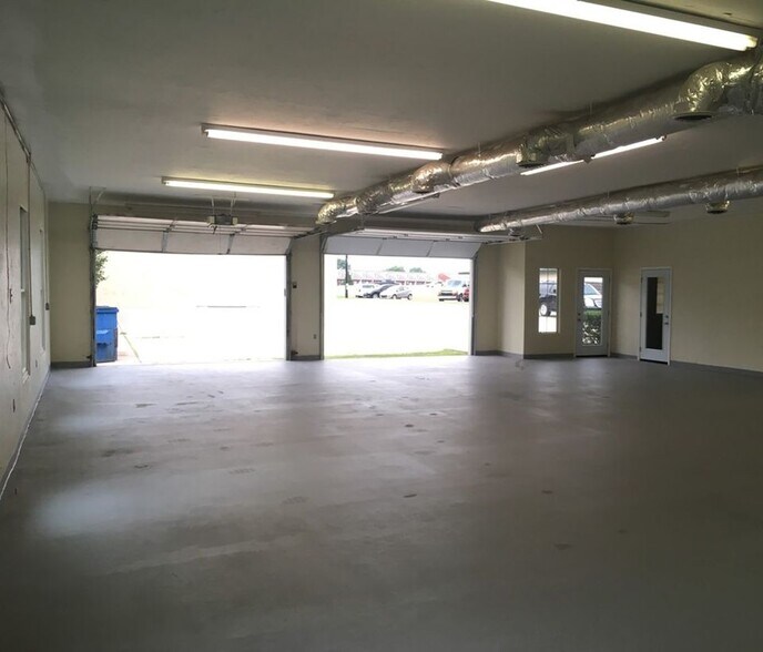 More Photos Of 1936 N Broadway St, Moore Showroom For Lease