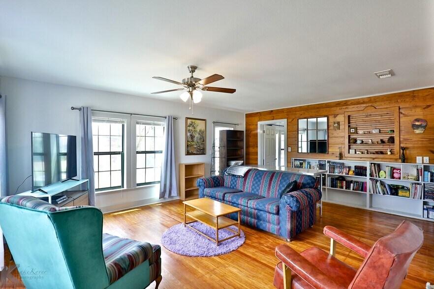 More Photos Of 2710 S Commercial Ave, Coleman Hotel For Sale