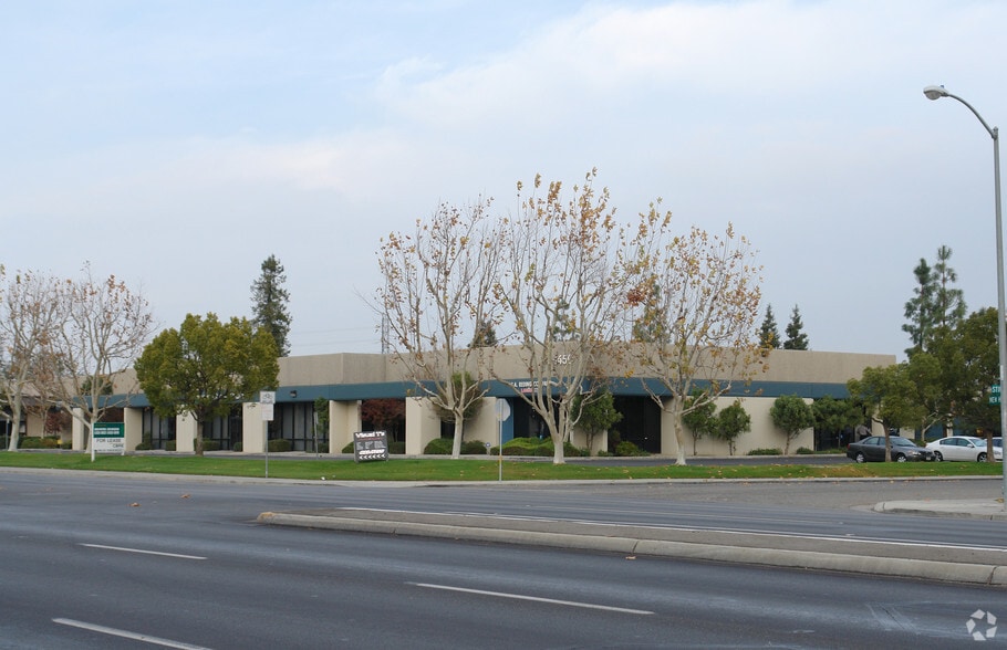 More Photos Of 4800 Stine Rd, Bakersfield Showroom For Lease