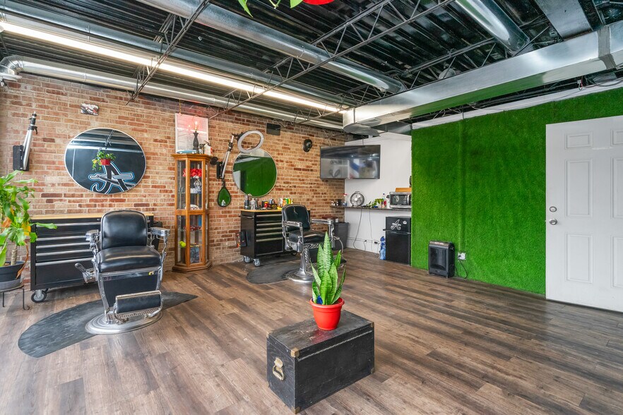 More Photos Of 3100 S Oak Park Ave, Berwyn Office For Sale