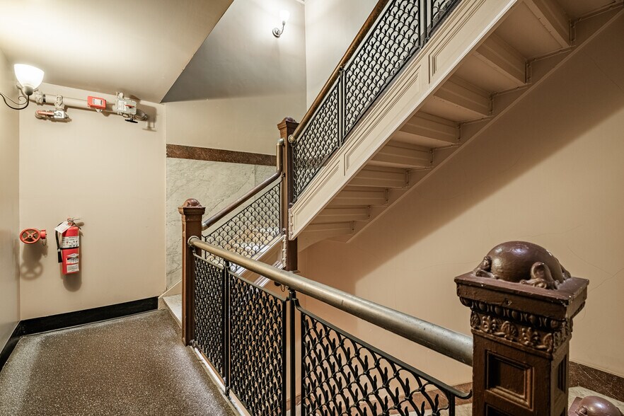 More Photos Of 261 Rue Saint-Jacques, Montréal Office For Lease