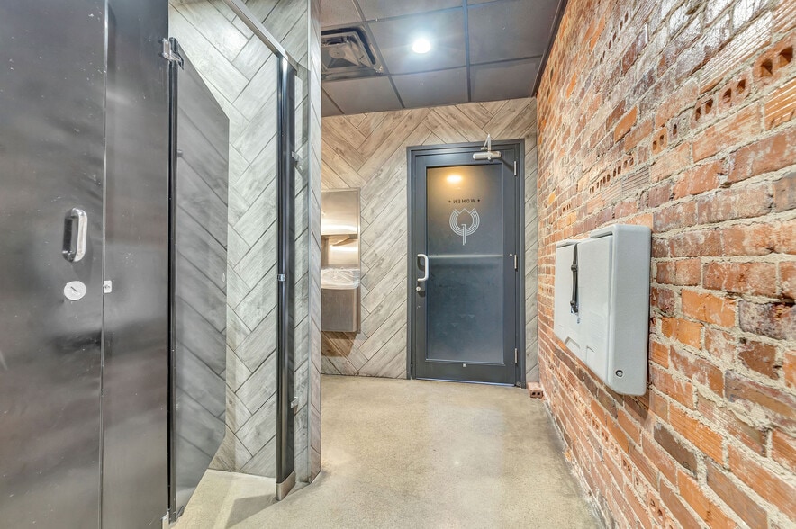 More Photos Of 2800 Woodburn Ave, Cincinnati Storefront For Lease