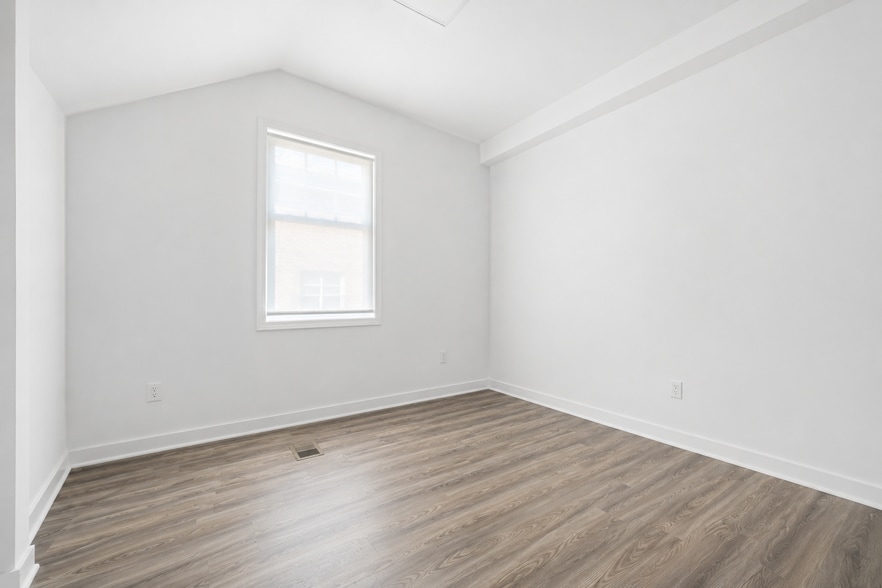 More Photos Of 16 Division St W, Greenwich Loft Creative Space For Lease