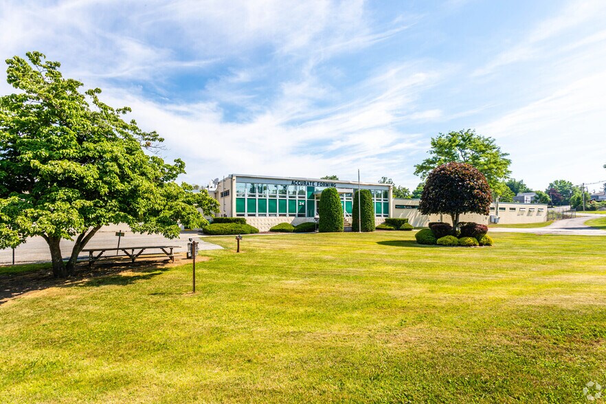 More Photos Of 24 Ames Blvd, Hamburg Warehouse For Sale