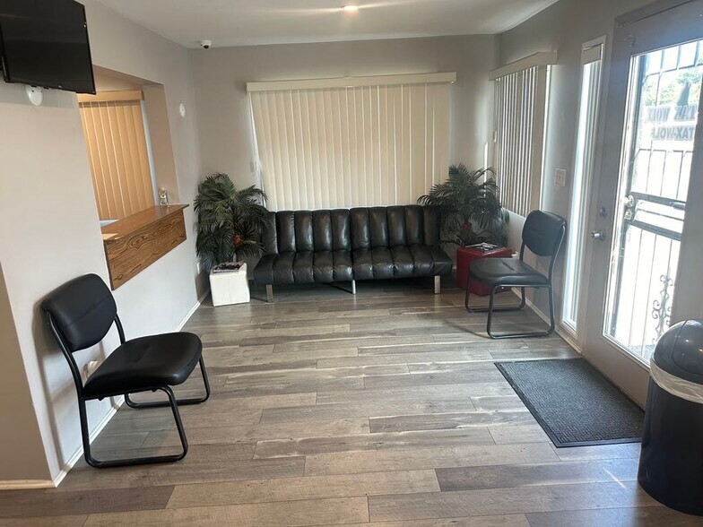 More Photos Of 24056 Pilgrim, Redford Medical For Lease