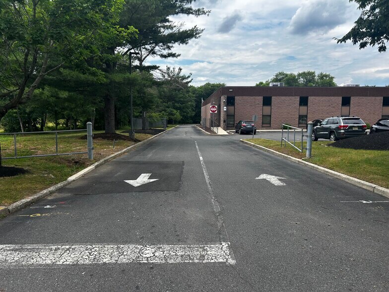 More Photos Of 14-16 Thomas J Rhodes Industrial Dr, Trenton Warehouse For Lease