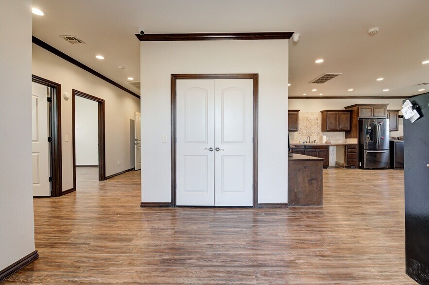 More Photos Of 8900 Charter Oak Rd, Edmond Flex For Sale