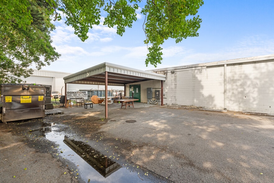 More Photos Of 6 Television Cir, Savannah Freestanding For Lease