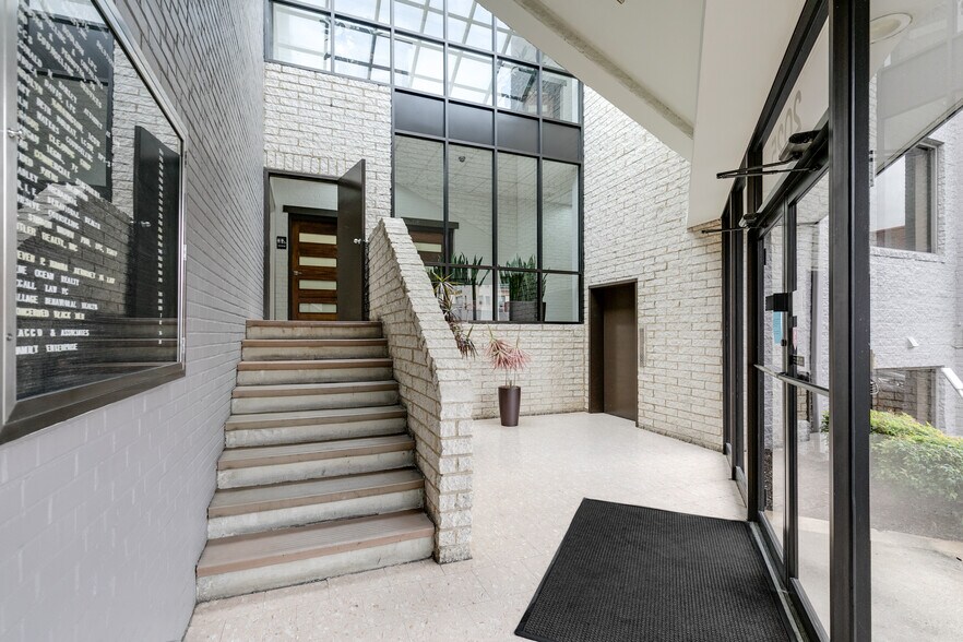 More Photos Of 2025 E Main St, Richmond Office For Lease