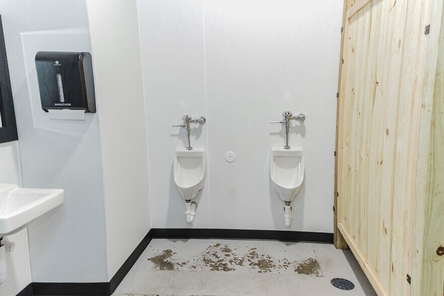 More Photos Of 130 N Washington Ave, Wichita General Retail For Sale