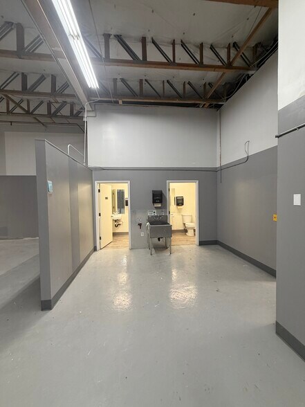 More Photos Of 257-263 W 2950 S, Salt Lk, Salt Lake City Light Manufacturing For Lease