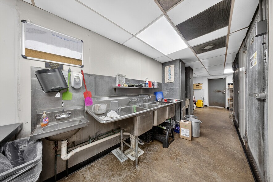 More Photos Of 105 Whiteleysburg Rd, Greensboro Convenience Store For Sale