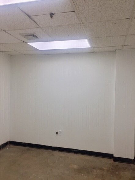 More Photos Of 2231 Fifth Ave, Ronkonkoma Warehouse For Lease