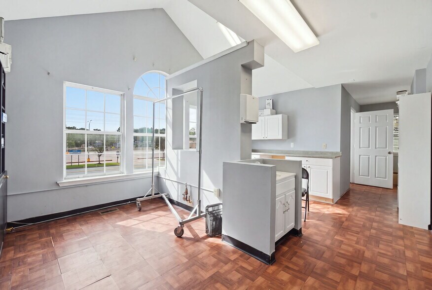 More Photos Of 9510 Lanham Severn Rd, Lanham Office For Sale