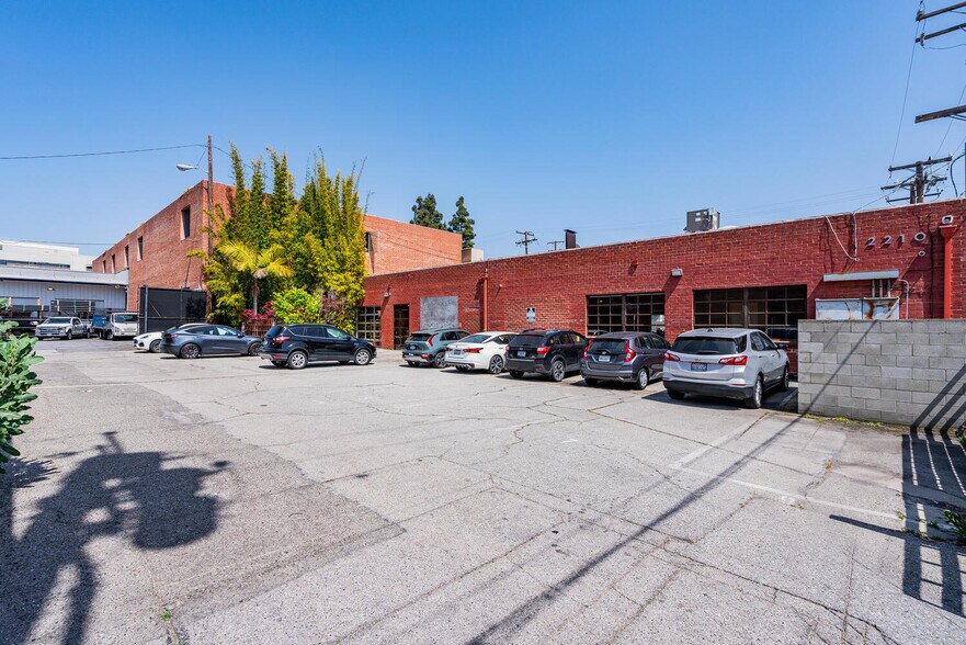More Photos Of 2210 Broadway, Santa Monica Loft Creative Space For Lease