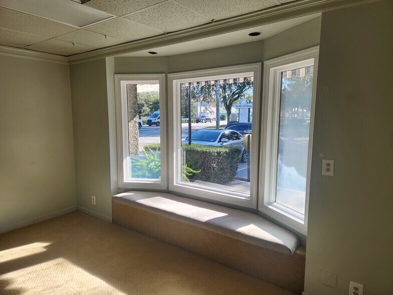 More Photos Of 102 Redfern Vlg, St Simons Island General Retail For Lease