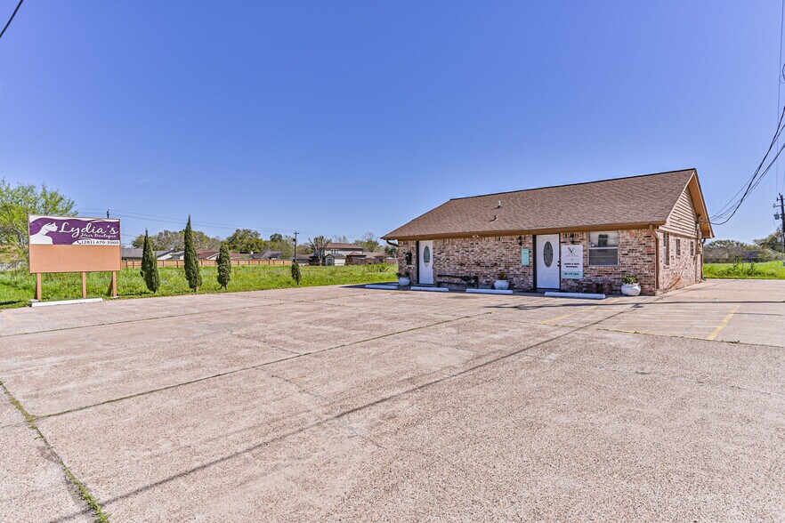 More Photos Of 5001 Luella Ave, Deer Park Office For Sale