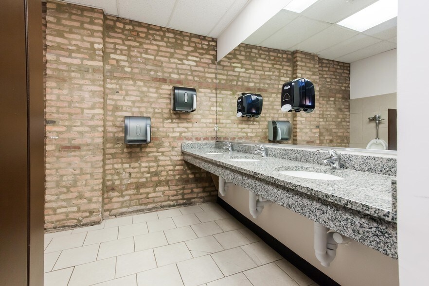 More Photos Of 2240 W Ogden Ave, Chicago Loft Creative Space For Lease